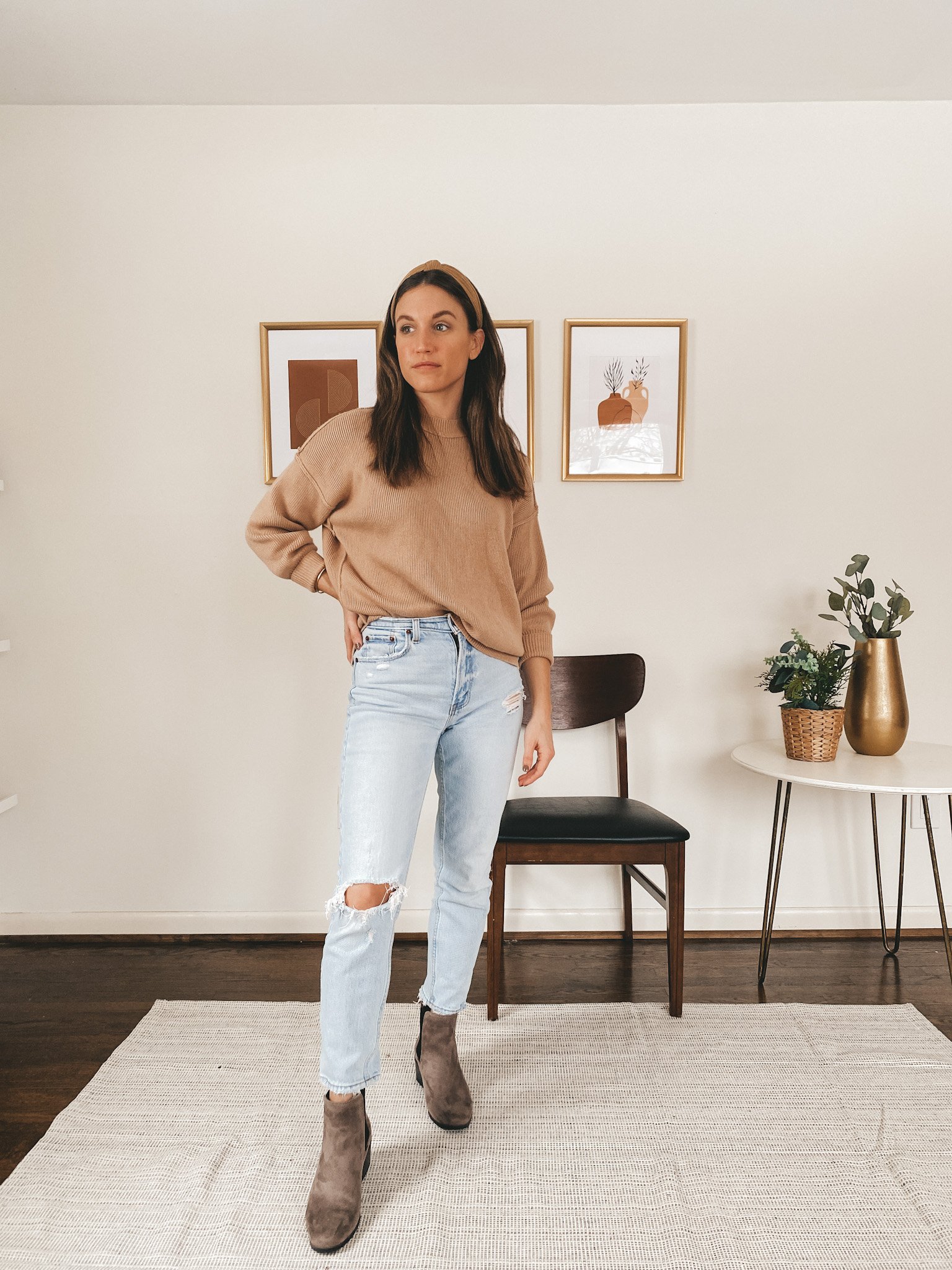 ashley wearing a tan ribbed oversized sweater from Abercrombie, light washed distressed mom jeans from Abercrombie, brown Chelsea boots from Target and a tan headband